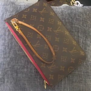 Mono wristlet with pivoine pink💕